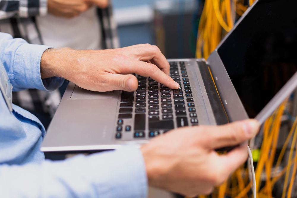 Como reduzir tempo de troubleshooting: pessoa utilizando notebook.
