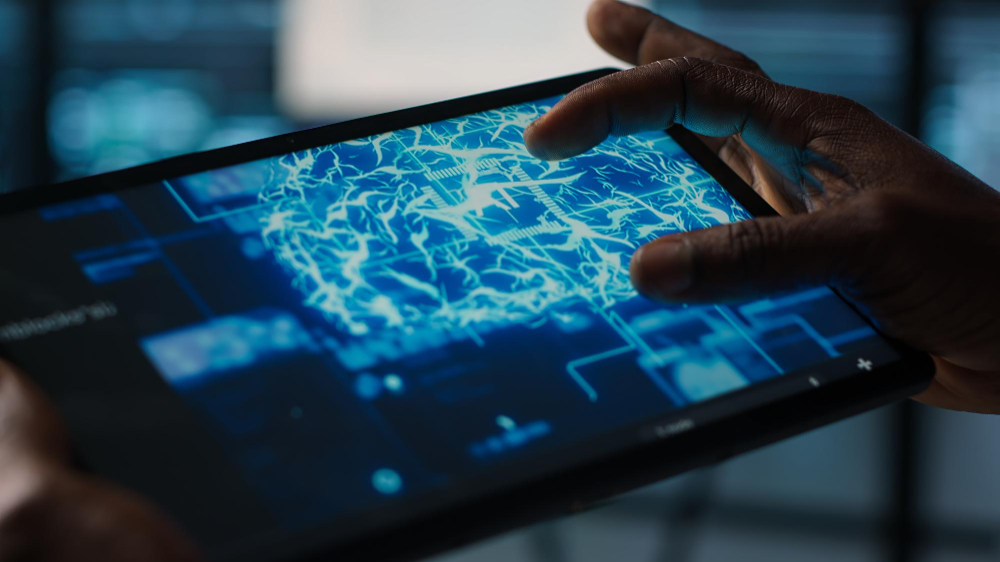 Topologia automatizada: homem usando tablet com gráficos simbolizando tecnologia.