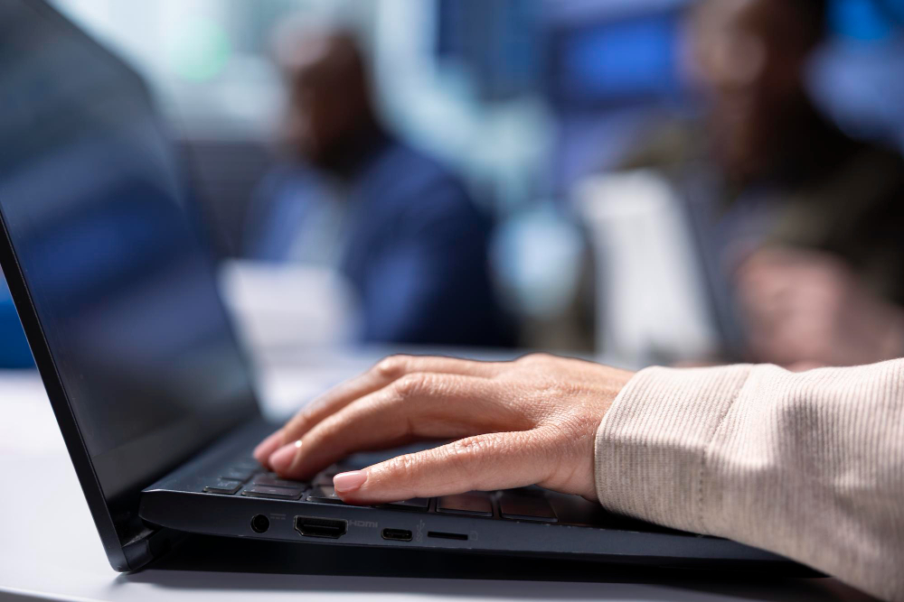 Documentação automática de redes corporativas: pessoa usando notebook.